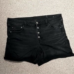 American Eagle Outfitters Jean Shorts
Size: 18
